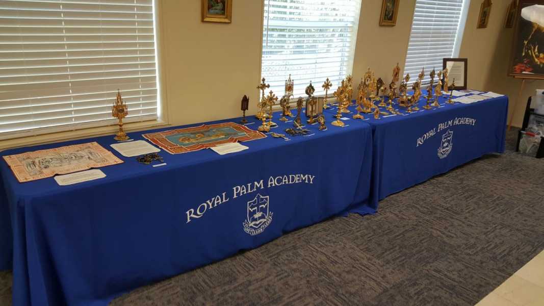 Relic-Reliquary-Display-4